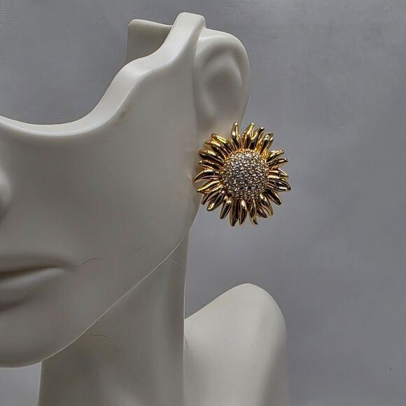 🔥⏭️NIB Sunflower 14k Gold Plated Stud Earrings - Picture 7 of 15